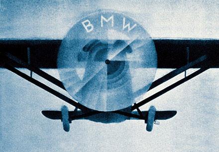 Μετά τον κινητήρα MB215 και τον δικύλινδρο "Flink", Το 1923 κατασκευάζεται η πρώτη μοτοσυκλέτα με την επωνυμία της BMW η R 32.