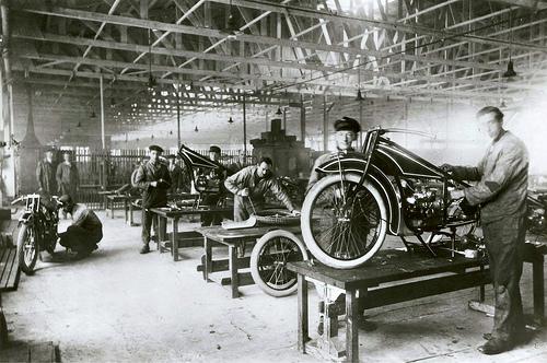 1922 Το δίχρονο BMW Flint 1923 Το εργοστάσιο της BMW Το 1923 η πρώτη "κατά μήκος του σκελετού" έκδοση του boxer κινητήρα κατασκευάστηκε.