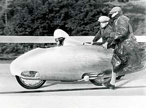 83 km/h, παγκόσμιο ρεκόρ ταχύτητας που κράτησε 14 χρόνια και επισκιάστηκε μόνο από τις εφευρέσεις του 2 ου Παγκοσμίου πολέμου.ο Ernst Henne πέθανε το 2005 σε ηλικία 101 χρονών.