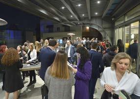 Δεύτερον, κάποια ελληνικά πανεπιστήμια ξεκίνησαν να κάνουν έρευνα πάνω στο αντικείμενο και μάλιστα το 1993 εκδόθηκε το πρώτο βιβλίο για το ηλεκτρονικό εμπόριο και