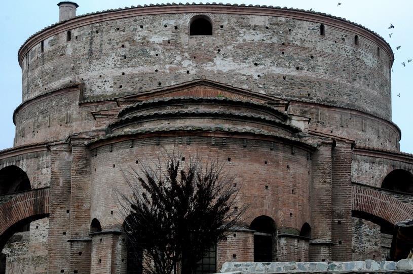 Επιστρέφοντας προς το κέντρο επισκεφθήκαμε τη Η Ροτόντα αποτελεί ένα από τα πιο καλοδιατηρημένα μνημεία της Θεσσαλονίκης. Δημιουργήθηκε τον 4 ο αιώνα.