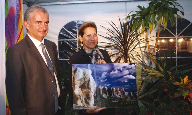 НА ФОКУС декември 2009 януари 2010 Г-н Борислав Лалев и посланикът на Гърция в България г-жа Данаи-Магдалини Куманаку на официалното откриването на изложбата.