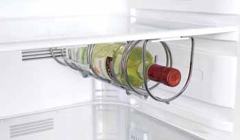 Μεγιστοποίηση του χώρου Το "Flexi rack", μια ευέλικτη αναρτημένη χρωμέ υποδοχή μπουκαλιών που διατίθεται σε ορισμένα ψυγεία είναι ένα πρακτικό αξεσουάρ.