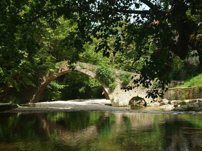 Το γεφύρι της Βροσίνας στο χωριό