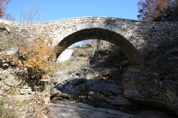 Το γεφύρι της Νονούλως Πρόκειται για ένα πέτρινο μονότοξο γεφύρι, κατασκευασμένο στις αρχές του 20 ου αιώνα στη περιοχή του Πωγωνίου.