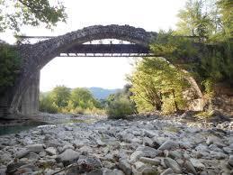 γέφυρα Κοράκου στον Αχελώο ποταμό στις Πηγές Άρτας. Οι δύο γέφυρες (Άνω Καλεντίνης και Κοράκου) διευκόλυναν τις εμπορικές σχέσεις της Άρτας με τη Θεσσαλία, αλλά και την ευρύτερη ακόμη περιοχή.