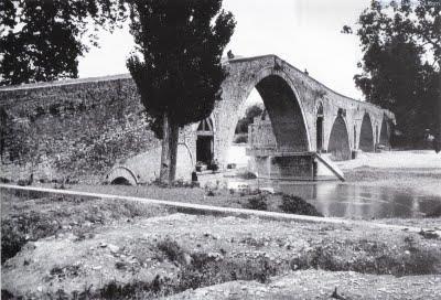 Παραλλαγή του γεφυριού της Άρτας Του Παύλου το γιοφύρι Ο μάστορας βουλήθηκε γεφύρι να στεργιώσει, γεφύρι μυριουγέφυρο του Παύλου το γιουφύρι, μι τετρακόσιους μάστορες, μι χίλιους μαθητάδες.