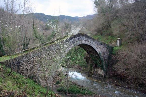 Πήρε την πλάκα πεθερά, τη μαύρη γης γυναίκα.