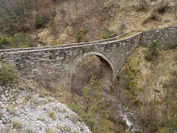Το Καπεσοβίτικο γεφύρι βρίσκεται στο μονοπάτι που οδηγεί από το χωριό Καπέσοβο Ζαγορίου προς το