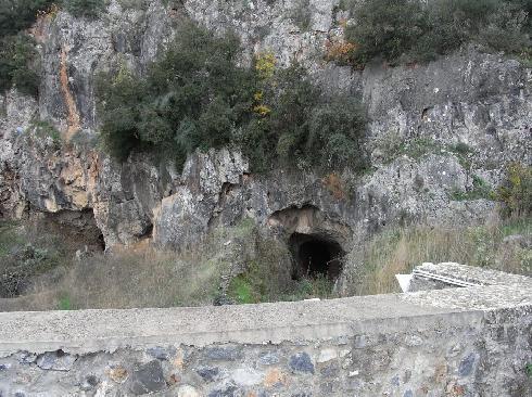 λειτουργία των καταβοθρών, σημαντικός παράγοντας επηρεασμού της παροχετευτικότητας αυτών είναι οι προσωρινές μερικές ή ολικές εμφράξεις του στομίου τους από υλικά, κλαδιά, σκουπίδια, μπάζα κλπ.