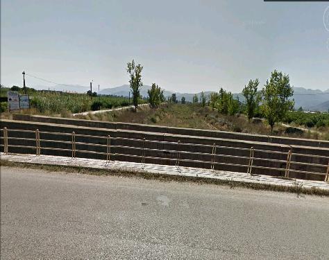 μεταφέρουν με βάρκα. Στην περιοχή της Χαλεπάς τα νερά είχαν πλημμυρίσει μια περιοχή δεκάδων στρεμμάτων με σπίτια και χωράφια.