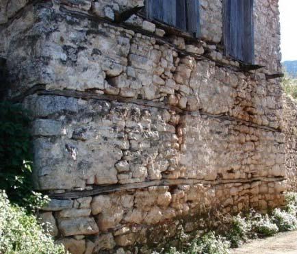 Στην ασβεστοκονία προστίθεται ενίοτε, ασπράδι αυγού, το οποίο ενισχύει την συνεκτικότητα του κονιάματος.