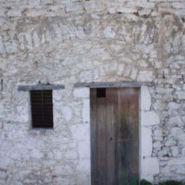 κεραμιδιού σε ασβεστοκονία. Το σύστημα αυτό απαντάται στα παλαιότερα των κτισμάτων όπου συνδιάζεται με σχετικά ασθενή κονιάματα εν συγκρίσει με τα μεταγενέστερα.