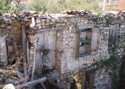 Η χρήση μεταλλικών ενισχυτικών στοιχείων στις τοιχοποιίες (ελκυστήρες), αποτελούσε διαδεδομένη πρακτική αλλά δεν είχε ευρεία χρήση.