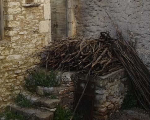 οδηγεί σε ξύλινο εξώστη όπου και η κύρια είσοδος, είτε διαθέτει πέτρινο