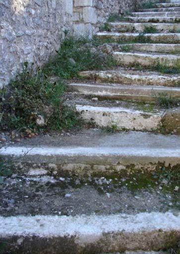 Συνήθως είναι ξύλινες αποσπούμενες μεγάλης κλίσης και συνδιάζονται με