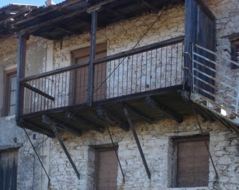 Σπάνια έχουμε εξώστες στις μεγάλες πλευρές των κτισμάτων και αυτό υπαγορεύεται μάλλον από τον