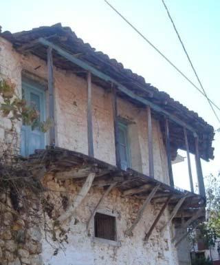 Ακόμα σπανιότερα έχουμε εξώστες που καταλαμβάνουν δύο πλευρές του κτίσματος συνεχόμενα.