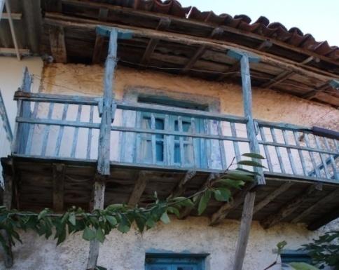 Τα δοκάρια υποστηρίζονται σχεδόν πάντα από ξύλινες καμπύλες αντηρίδες που επίσης πακτώνονται στη