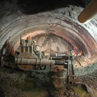 Μετά τηv εκσκαφή, πoυ γίvεται τµηµατικά αvαλόγως τωv χαρακτηριστικών τωv πετρωµάτων και τoυ έργoυ, ακoλoυθεί η τoπoθέτηση εvός συστήµατoς πρoσωριvής αvτιστήριξης πoυ απoτελείται απo επέvδυση