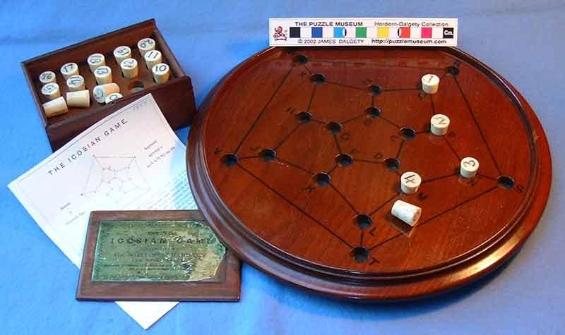 História - hra "cesta okolo sveta" (sir W.R. Hamilton, 1857) http://puzzlemuseum.com/month/picm02/200207icosian.