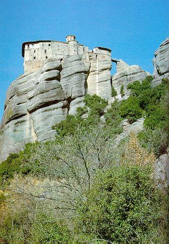 Ιερά Μονή Ρουσάνου Ο βράχος πάνω στον οποίο χτίστηκε το μοναστήρι είναι κατακόρυφος, απότομος και στενός.