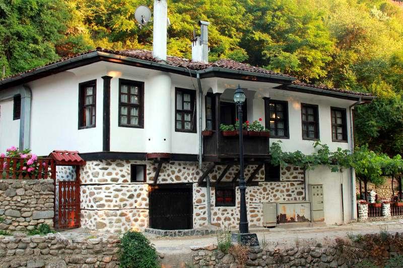 2. ROZHEN MONASTERY - MELNIK Η γραφική πόλη Μέλνικ είναι η μικρότερη πόλης της Βουλγαρίας και βρίσκεται στους πρόποδες των εντυπωσιακών Πυραμίδων