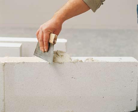 Biely cement, piesok a rôzne prísady. Vzniknutá hmota je bielej farby. Všetky typy pórobetónu. Doba tuhnutia: 5 hodín Čas zmeny polohy: 15 až 20 min 25 kg vrecia na palete obalené fóliou.