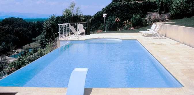 ιδανικός τόπος για την κατασκευή της πισίνας ώστε δυσπρόσιτα τμήματα της αυλής να γίνουν εκμεταλλεύσιμα.
