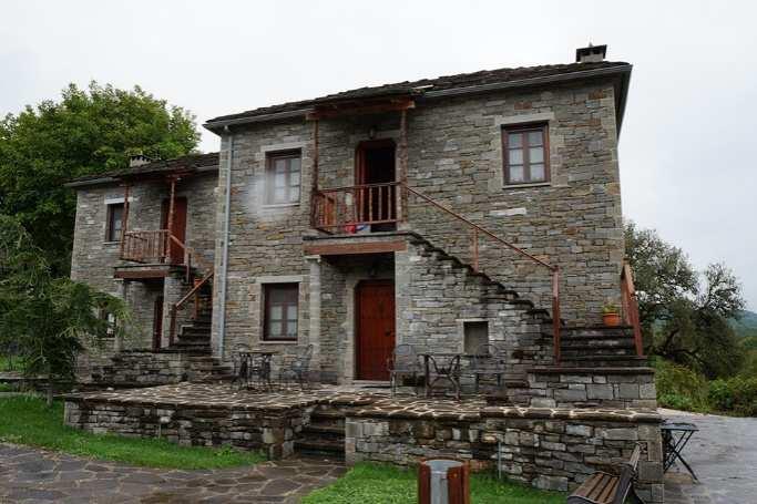 Μίνας Βλαχοπούλου (ΥΑ ΥΠΠΟ/ ΙΛΑΠ/Γ/3026/59157/1-12-1998, ΦΕΚ 1281/Β/23-12-1998) Εικόνες 5-8. Φωτογραφική τεκµηρίωση τυπικών κατοικιών στους Κήπους (ιδία λήψη) Figures 5-8.