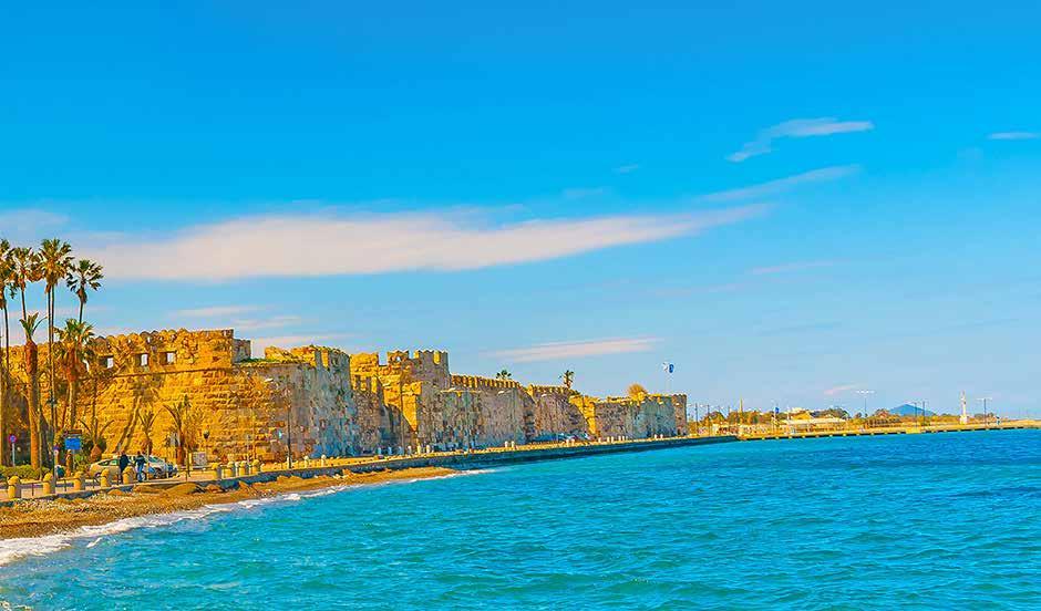 λύψτε το κάστρο των Iωαννιτών Ιπποτών, περιηγηθείτε τα τείχη της παλιάς πόλης που κτίστηκαν βιαστικά μεταξύ 1391-1396, για να συγκρατήσουν τον Σουλτάνο Βαγιαζήτ Α.