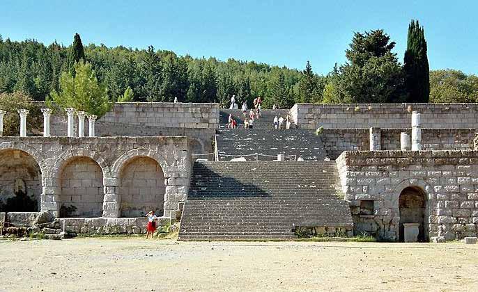 ΚΩΣ Ασκληπιείο Ένα από τα γνωστότερα μνημεία της Κω είναι το Ασκληπιείο. Ήταν κτισμένο 3.5χλμ από την πόλη, στις πλαγιές ενός λόφου.