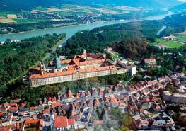 Οι βίλες νότια του ποταμού Δούναβη, τα γιγαντιαία παλάτια και κάστρα από την εποχή του κομμουνισμού, τα σημαντικότερα μουσεία, αλλά και η πληθώρα των μπαρ που πλημμυρίζουν από νεολαία, κάνουν την