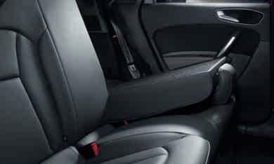 Στο Audi A1 και στο Audi S1 άνετη επιβίβαση στα πίσω καθίσματα με διευρυμένη λειτουργία αναδίπλωσης των μπροστινών καθισμάτων προς τα εμπρός Ορθοπεδικό στήριγμα μέσης 2 διευθύνσεων για τα μπροστινά