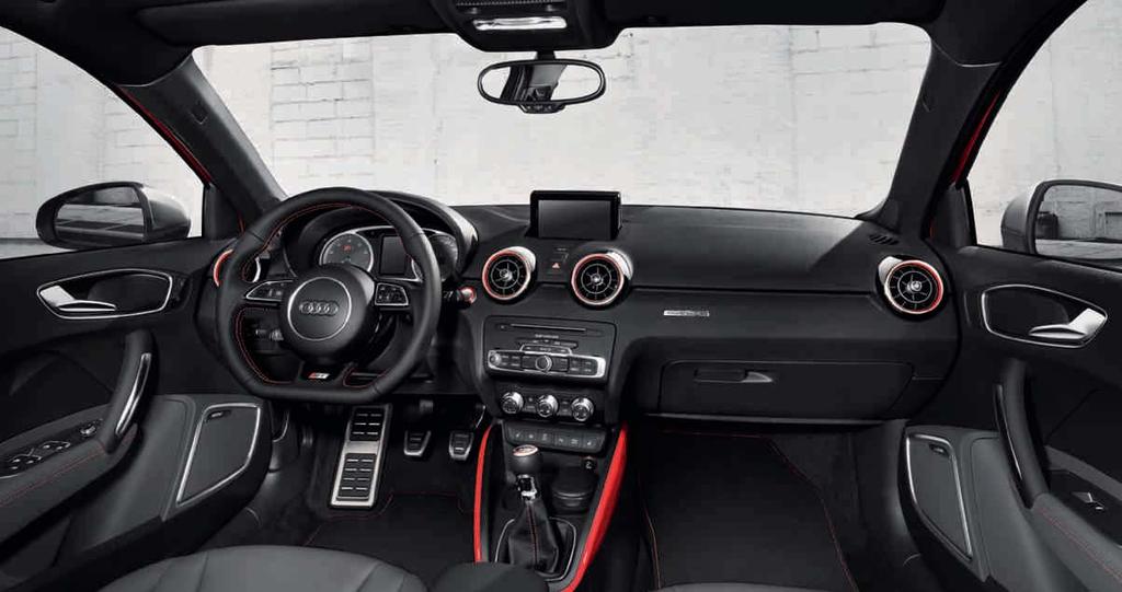 δείχνουν το Audi S1 Sportback με πακέτο quattro για το εξωτερικό και το εσωτερικό σε κόκκινο χρώμα.