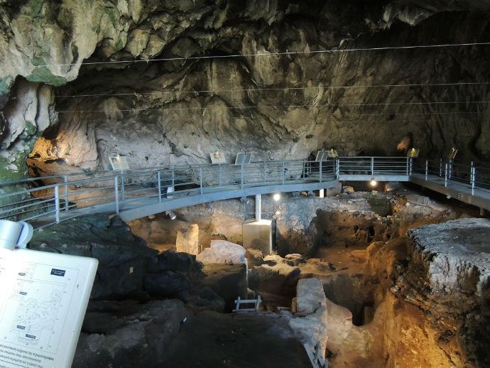 Σπήλαιο «Θεόπετρας» Θεσσαλίας Καταυτόν τον τρόπο,τα δεδομένα των ανασκαφών κατατάσσουν τη Θεόπετρα ως μία από τις περισσότερο χρονολογημένες θέσεις στην Ελλάδα και δίνει τις παλαιότερες ηλικίες.