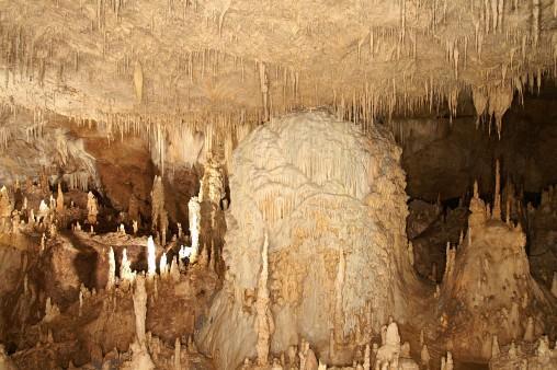 Σπήλαιο «Περάματος» Ιωαννίνων Το Σπήλαιο του Περάματος ανήκει στα ασβεστολιθικά σπήλαια και διαθέτει 19 είδη σταλακτιτών και σταλαγμιτών, αριθμό εξαιρετικά μεγάλο.
