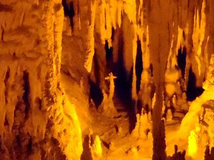 Σπήλαιο «Περάματος» Ιωαννίνων Μέσα σε 19, μικρές και μεγάλες, αίθουσες, αίθουσες που άλλοτε προκαλούν δέος με τη μεγαλοπρέπεια τους και άλλοτε φόβο με τις απόκοσμες σκιές τους απλώνεται ένας υπόγειος