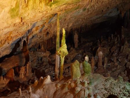 Σπήλαιο «Κουτούκι» Παιανίας Αττικής Το σπήλαιο ''Κουτούκι'' είναι το μεγαλύτερο και το ωραιότερο από τα εξήντα (60) περίπου σπήλαια της Αττικής.