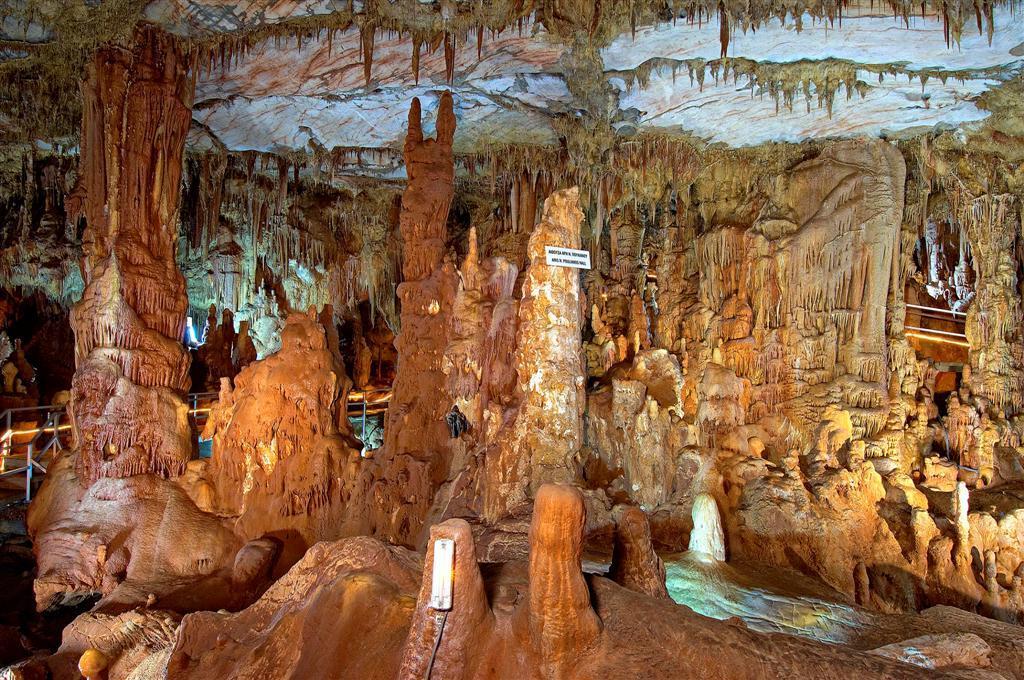 Σπήλαιο Πετραλώνων Χαλκιδικής Το σπήλαιο Πετραλώνων βρίσκεται περίπου 1 χλμ. από το χωριό Πετράλωνα του νομού Χαλκιδικής της Μακεδονίας. Είναι ανοικτό για το κοινό από το 1979.