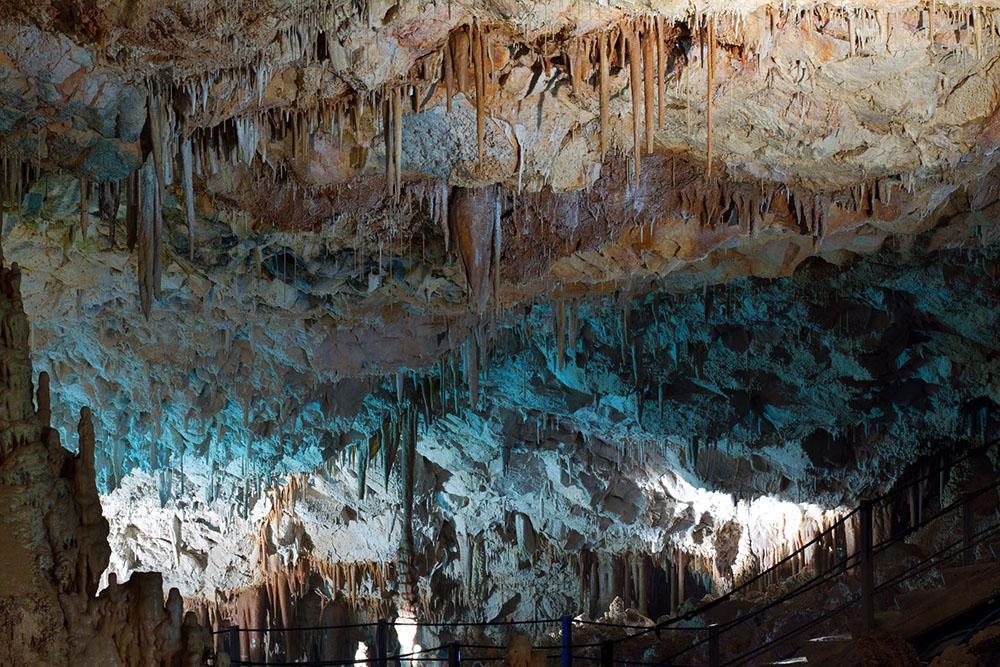 Σπήλαιο Πετραλώνων Χαλκιδικής Συνολικά έχουν ανακαλυφθεί 34 γεωλογικά στρώματα και η δημιουργία τους οφείλεται σε αργή εναπόθεση ιζημάτων.