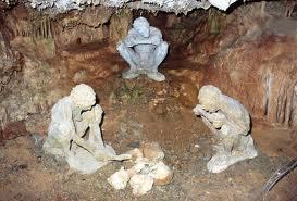 Σπήλαιο Πετραλώνων Χαλκιδικής Στο σπήλαιο ανακαλύφθηκαν από τον Άρη Πουλιανό τα ίχνη κατοίκησης Αρχανθρώπων 700.