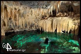 Σπήλαια «Διρού» Μάνης Το σπήλαιο αποτελείται από σταλακτίτες και σταλαγμίτες, και παλαιότερα ήταν χερσαίο, όμως με την πάροδο των αιώνων η στάθμη του νερού ανέβηκε από τη θάλασσα και έτσι οι