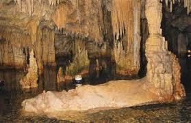 Σπήλαιο «Διρού» Μάνης Μία ομάδα νεολιθικών ναυτικών που παρέπλεαν τον κόλπο του Δυρού στο ταξίδι τους για τη Μήλο, προκειμένου να εφοδιαστούν οψιδιανό, το πολύτιμο αυτό σκληρό ηφαιστειογενές υλικό,