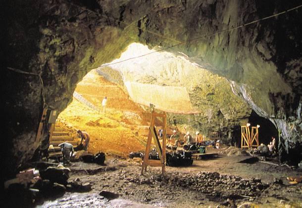 «Ιδαίον Άντρον» Κρήτης Βρίσκεται στις ανατολικές παρειές του όρους Ίδη (Ψηλορείτης), στο οροπέδιο της Νίδας. Το σπήλαιο απέχει 24km από τα Ανώγεια Μυλοπόταμου και 78 km από το Ρέθυμνο.