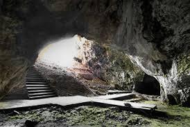 Ιδαίον Άντρον Κρήτης Πρόκειται για ένα σπήλαιο 800 τμ,το οποίο διαθέτει μεγάλη κεντρική αίθουσα και πλευρική στοά μήκους 22 μέτρων.