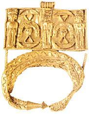 Κοσμήματα, ειδώλια, σκεύη, αγγεία, χρυσά, αργυρά και χάλκινα αντικείμενα πολλά από αυτά σχετικά με το μύθο της γέννησης του Δία.