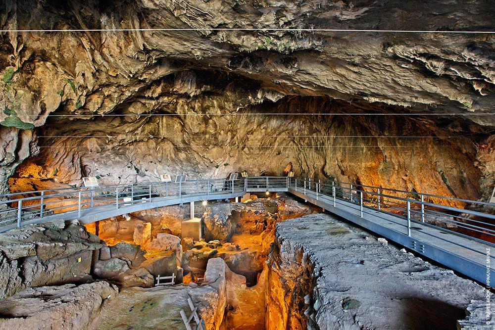 Σπήλαιο «Θεόπετρας» Θεσσαλίας Από το σημείο αυτό, οι επισκέπτες έχουν τη δυνατότητα να βλέπουν τα σκάμματα της ανασκαφής και τα ευρήματα: τις εστίες της Μεσολιθικής περιόδου και τις εστίες των 60.