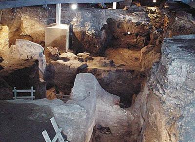 Σπήλαιο «Θεόπετρας» Θεσσαλίας. Το Σπήλαιο Θεόπετρας λειτούργησε ως προστατευτικό κέλυφος για τον πολιτισμό για μια μεγάλη χρονική περίοδο που ξεκινά από την Παλαιολιθική εποχή (πριν από 50.