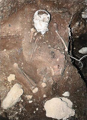 Σπήλαιο «Θεόπετρας» Θεσσαλίας Μεσολιθική ταφή σε συνεσταλμένη στάση Ιδιαίτερα σημαντικός για τους επιστήμονες θεωρείται ο σκελετός της Μεσολιθικής εποχής σε συνεσταλμένη στάση ( χρονολογείται στο
